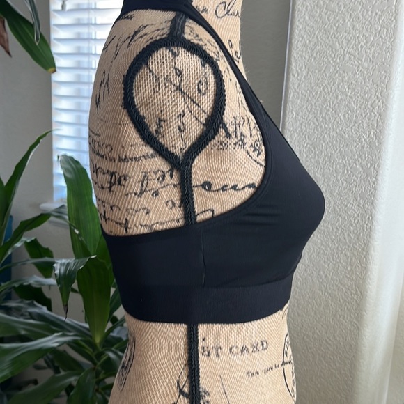 Pink Victoria Secret Sports Bra 
Gently used. Excellent condition 
Size M - Picture 2 of 8